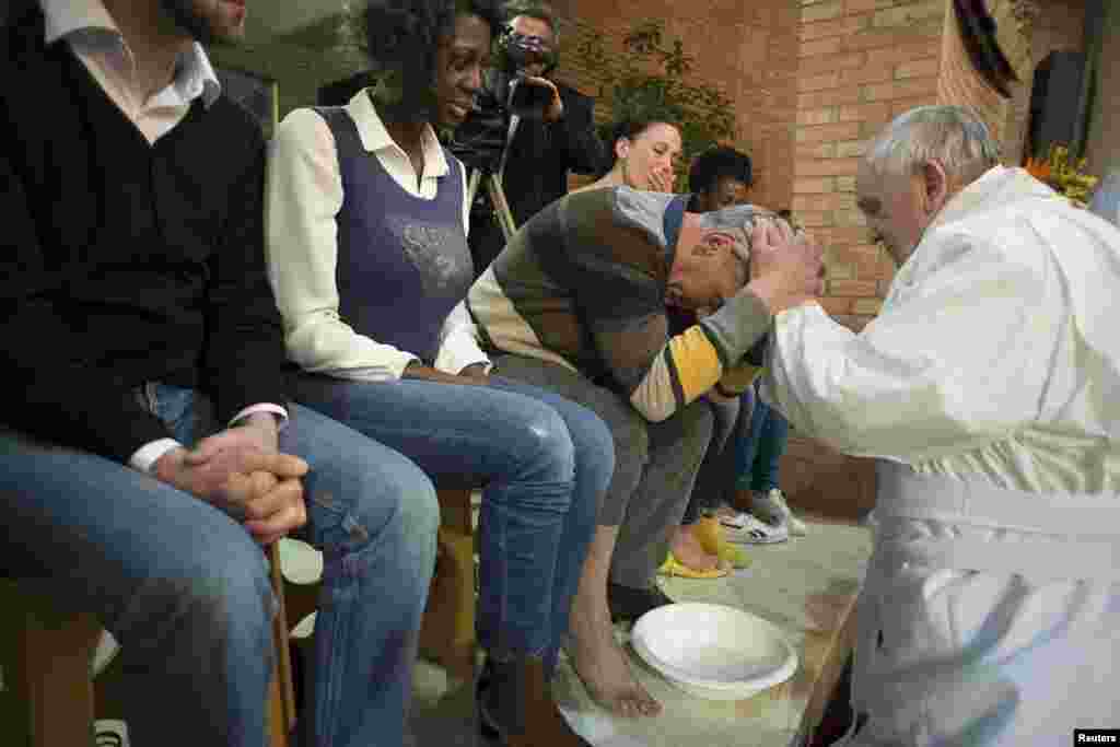 Папа Римский Франциск в тюрьме Ребибия в Риме 