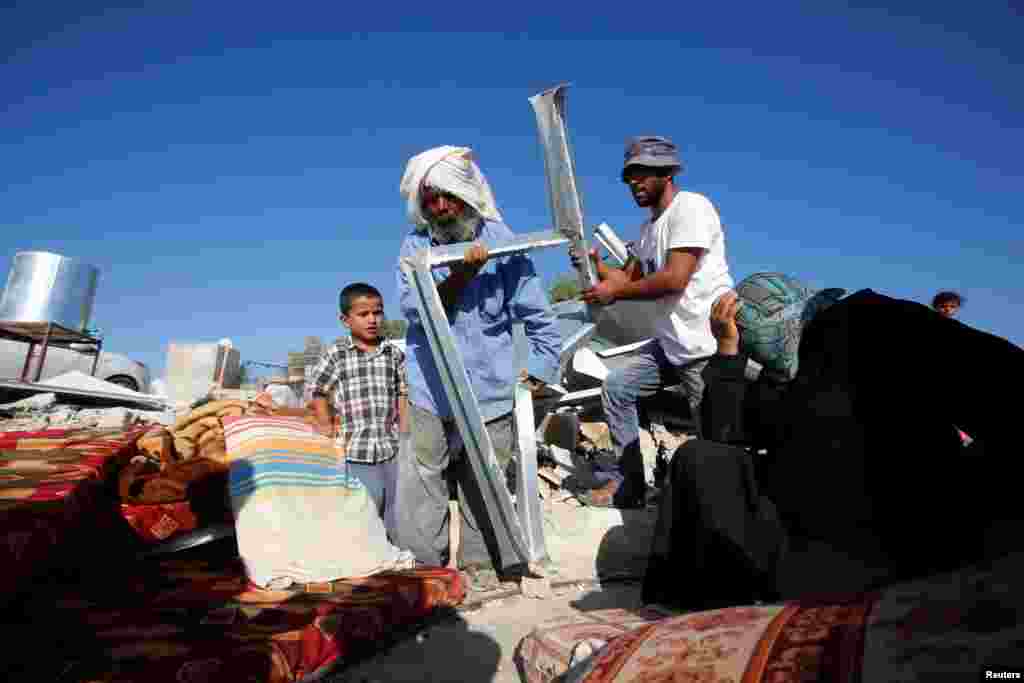 Деревня Ум аль-Кхаир находится в зоне "Си" на Западном берегу реки Иордан. Согласно международному соглашению в Осло от 1995 года, эта территория принадлежит Палестинской автономии, но за постройку инфраструктуры отвечает израильская сторона