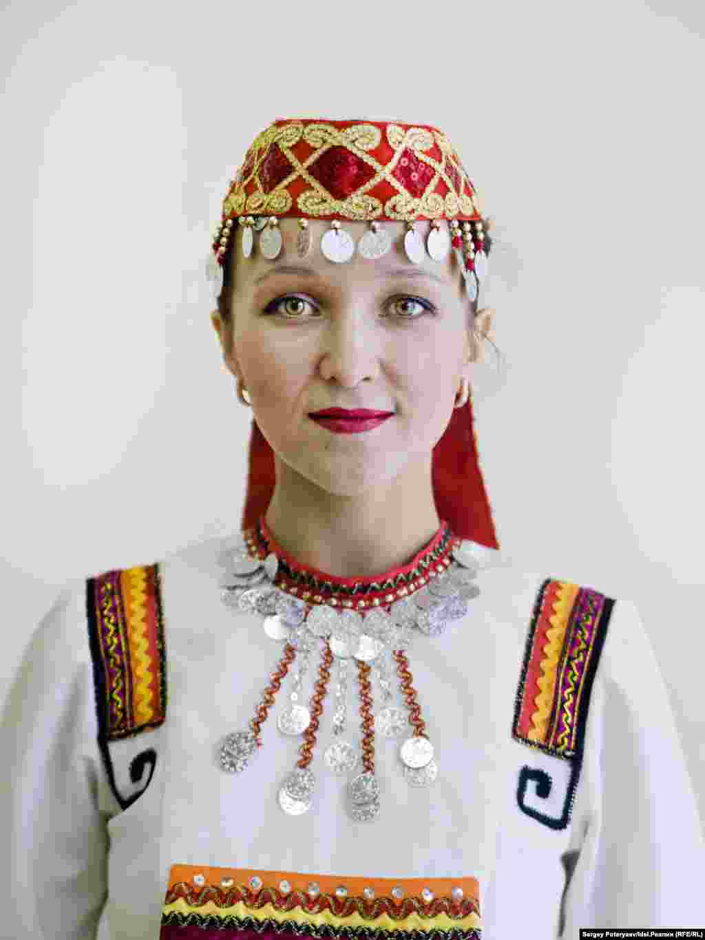 Волкова Ольга, 28 лет, преподаватель хореографии "Для меня быть мари, – значит прежде всего знать свой язык, кухню. Семья – одно из важнейших понятий в моей жизни. С природой у меня особые отношения. Например, в детстве, когда плохо себя чувствовала, я приходила к березе и засыпала, настолько мне было спокойно".