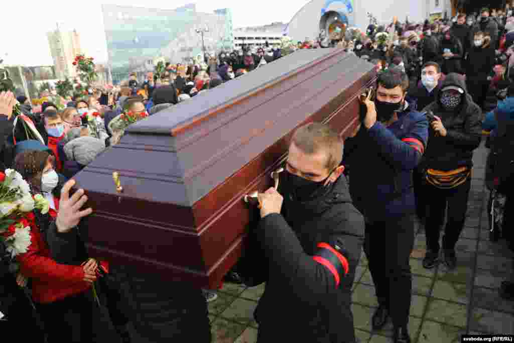 Вечером 11 ноября Роман вышел во двор собственного дома, чтобы спросить у неизвестных в штатском, зачем они срезают красно-белые протестные ленты, вывешенные жителями двора в знак протеста против фальсификации президентских выборов