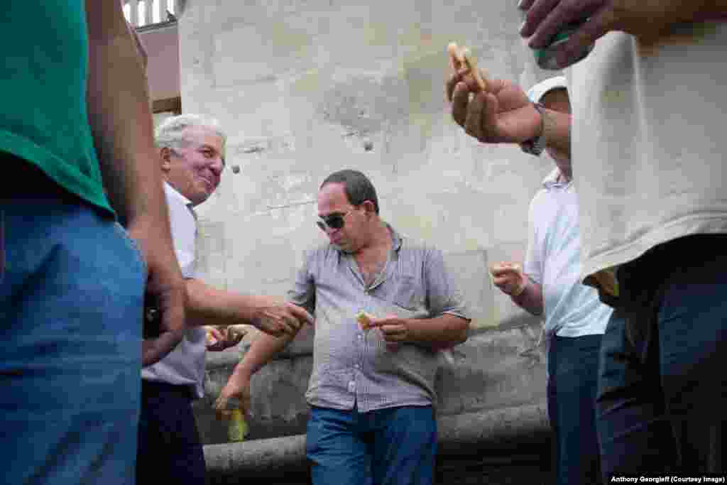 Обеденный перерыв у водителей маршруток. Они часто бастуют, требуя повышения зарплаты.  