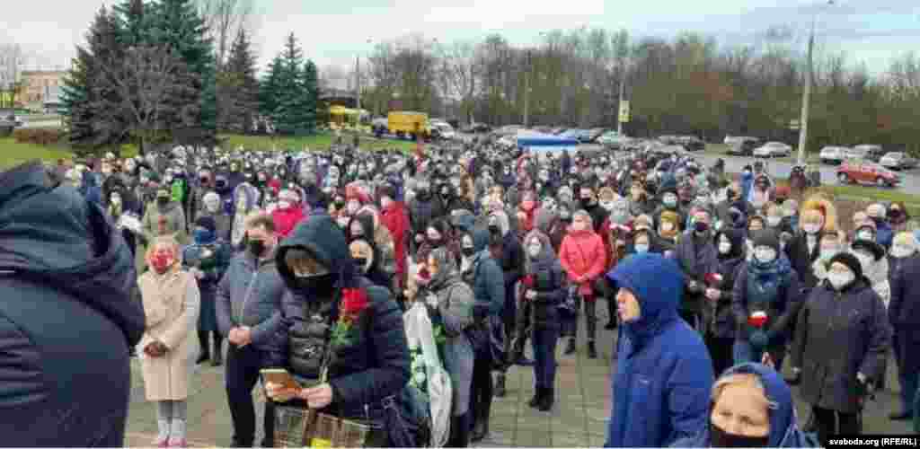 Несмотря на все перечисленное, отпевание Романа состоялось, и он не будет забыт. Церемония прощания с погибшим проходила в храме на улице Гамарника, с Бондаренко пришли проститься более тысячи человек, которые оставили цветы у входа в церковь