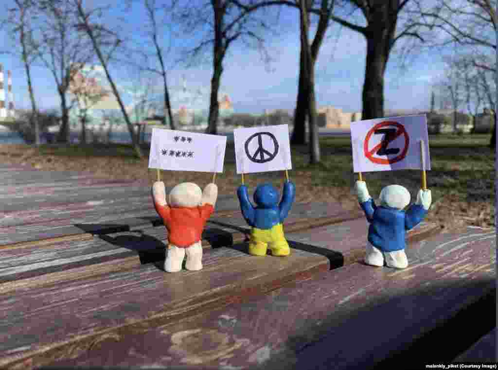 Антивоенные фигурки в Санкт-Петербурге. На плакате одной из них написано: *** ***** ("Нет войне")