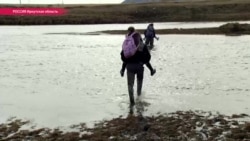 В школу - вброд через реку на чужой спине В школу - вброд через реку на чужой спине