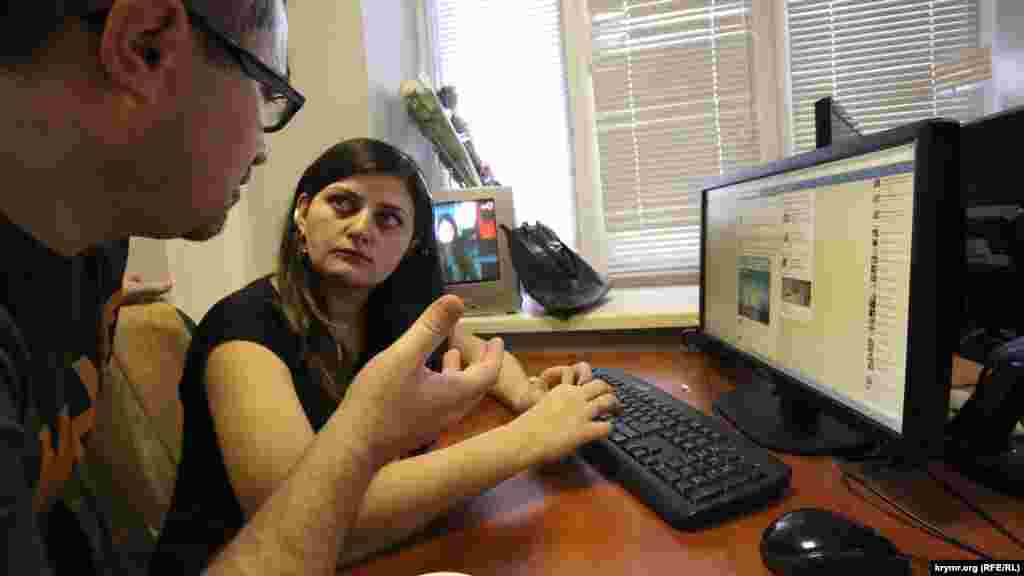 Журналисты редакции новостей "Заман" телекомпании ATR на своих рабочих местах