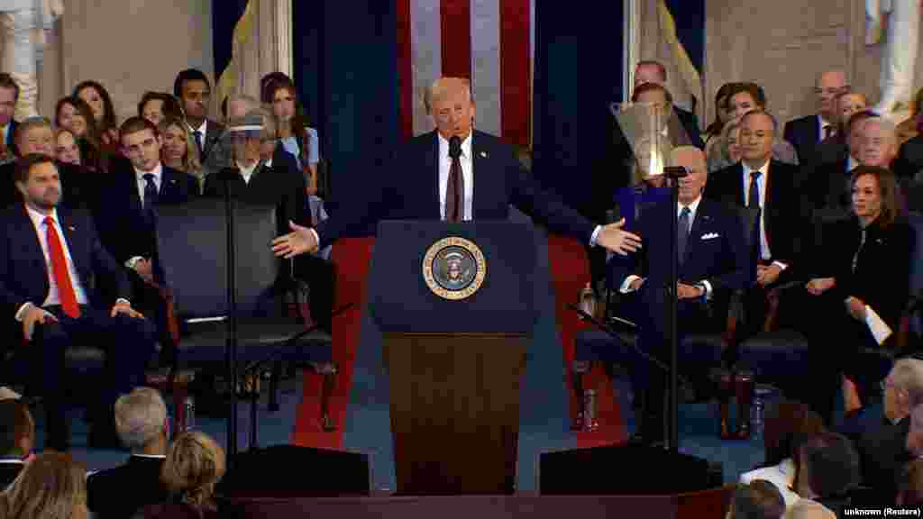 Во время инаугурации Трамп провозгласил начало "золотого века Америки". "Я возвращаюсь на пост президента с уверенностью и оптимизмом в том, что мы находимся в начале захватывающей новой эры национального успеха. Страну захлестывает волна перемен", – заявил Трамп. В первое время на посту президента Трамп планирует подписать около 100 указов. Он пообещал объявить чрезвычайное положение на южных границах США и анонсировал крупные антимиграционные рейды. Также Трамп объявит чрезвычайное положение в сфере энергетики, чтобы "наполнить стратегические резервы доверху и экспортировать американскую энергию по всему миру". "Мы будем бурить, детка, бурить", – сказал он. Помимо этого, Трамп обещал узаконить в Штатах только два пола (мужской и женский) и ввести высокие пошлины на импортируемые товары, и заявил, что хочет стать "