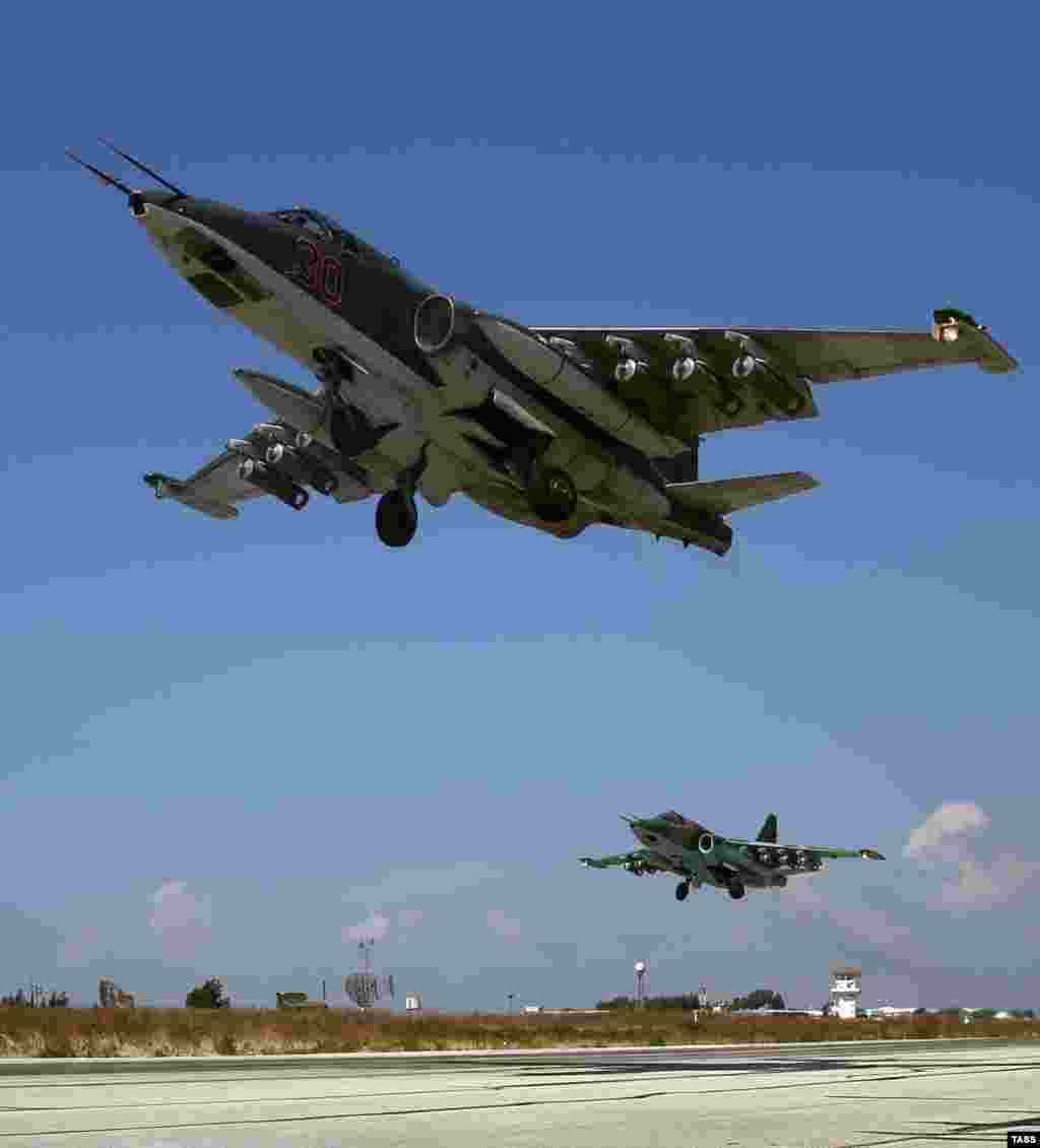 30 сентября 2015 года Россия начала бомбардировки в Сирии. Кремль заявляет, что наносит удары по целям "Исламского Государства", на Западе считают, что это не так.