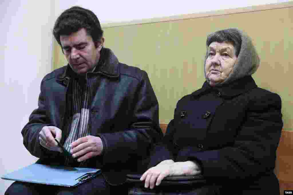 Мать Надежды Савченко - Мария и консул Украины в Москве Геннадий Брескаленко 