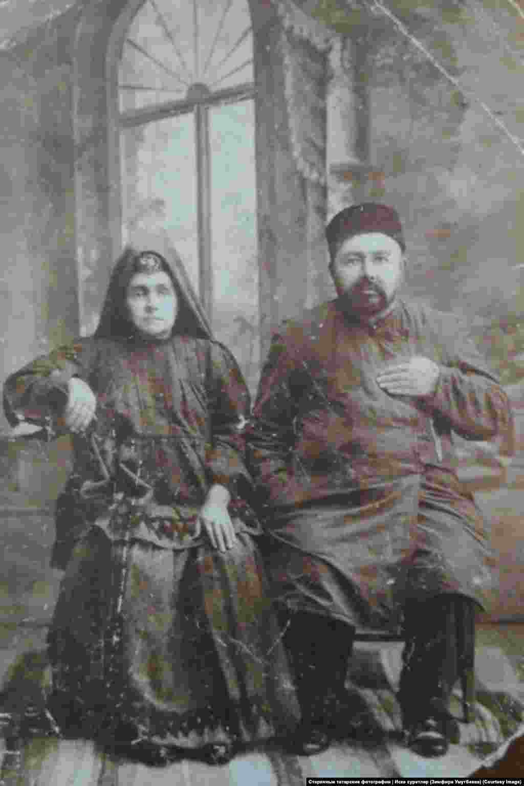 Паблик в соцсети Вконтакте "Старинные татарские фотографии | Иске сурәтләр" Наиль наполнял своими фотографиями. На фото – семья Бурнаевых. Рубеж XIX – XX веков в Троицке. Фотография хранится в семье Зимфиры Утумбаевой, но никто из живых родственников не знает, кто именно на ней запечатлен