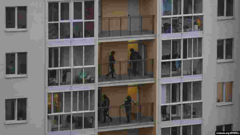 Силовики ищут людей, которые спрятались после акции памяти Романа Бондаренко на "Площади перемен" 15 ноября в Минске. Всего в тот день задержали более 1200 человек.