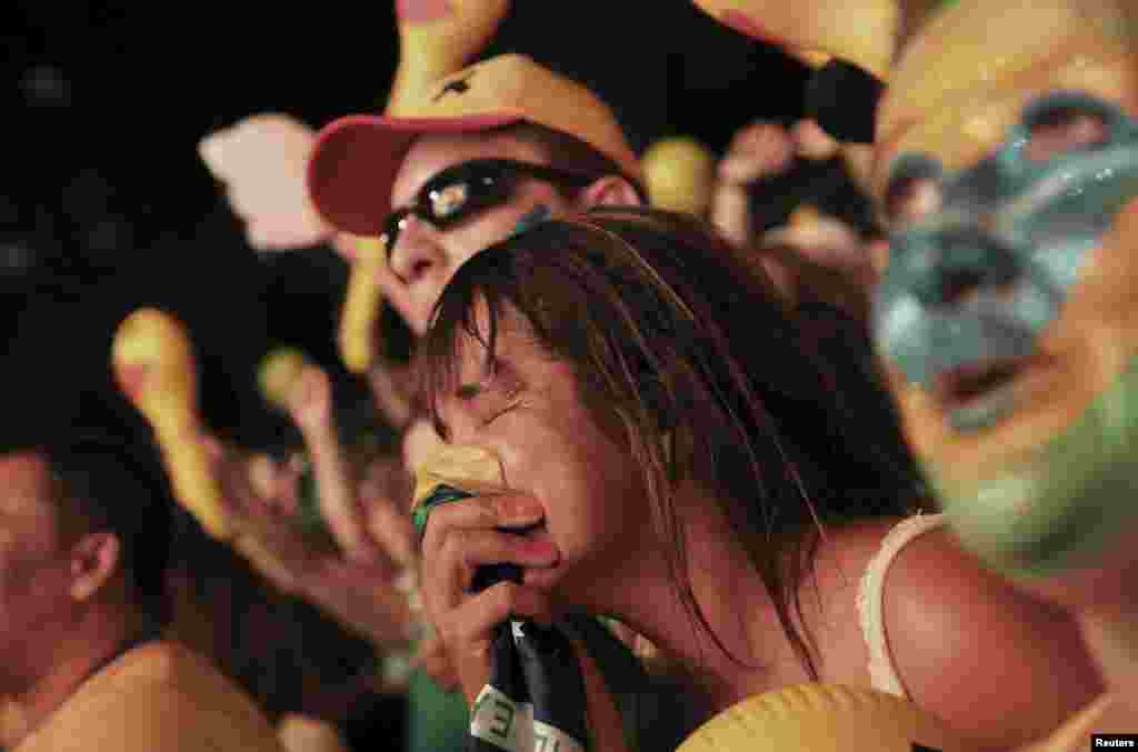 На фото – демонстранты радуются решению нижней палаты парламента Бразилии в Сан-Паулу