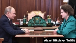 Путин с космонавтом и депутатом Валентиной Терешковой