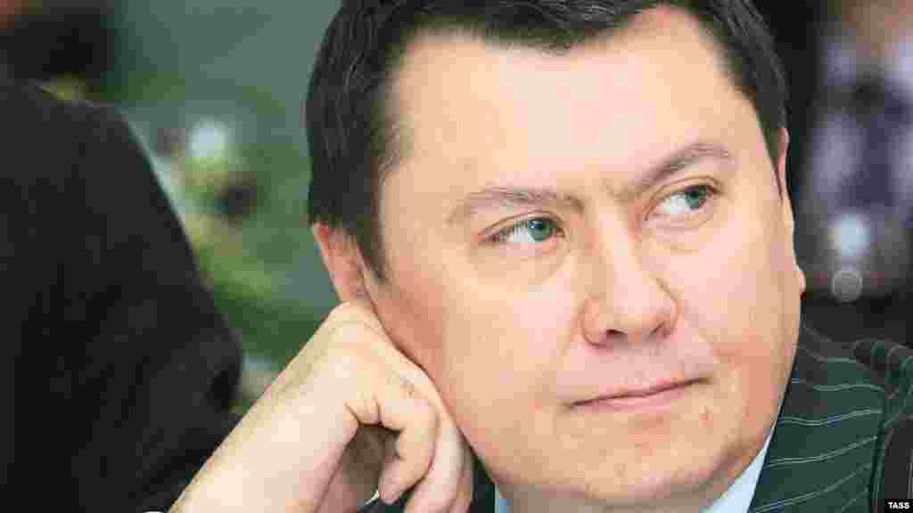 В начале 2000-х Рахат Алиев был одним из самых влиятельных политиков в Казахстане. В 39 лет Алиев, медик по образованию, работавший в налоговой полиции, был назначен на должность заместителя председателя КНБ, позже - на пост заместителя начальника службы охраны президента. В 2002 году он неожиданно для многих покинул силовые структуры и был отправлен в "почетную ссылку" - послом Казахстана в Австрию. 