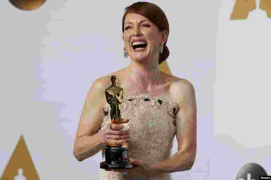 Джулианна Мур с "Оскаром" за "Все еще Элис" 