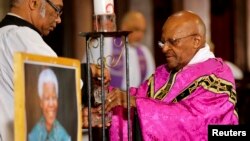 Десмонд Туту (справа) служит мессу в Кейптауне в декабре 2013 года. Фото: Reuters