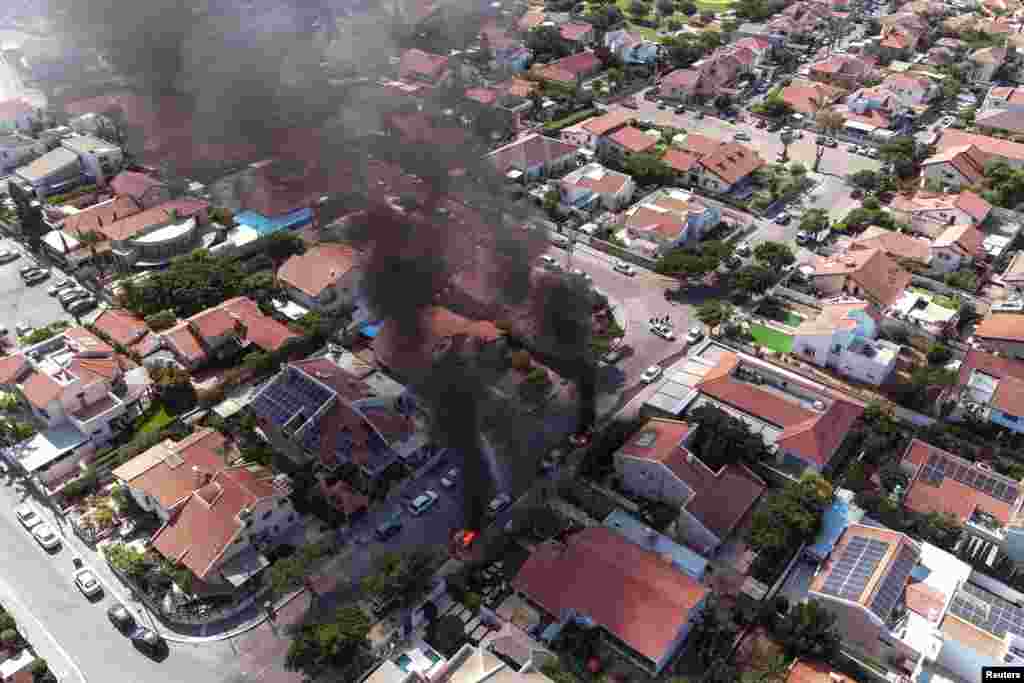 Израильский город Ашкелон во время ракетной атаки со стороны сектора Газа. Утром сирены воздушной тревоги звучали в крупнейших городах по всей стране, в том числе в Тель-Авиве и Иерусалиме. Ответственность за ракетные обстрелы Израиля взяло на себя движение ХАМАС