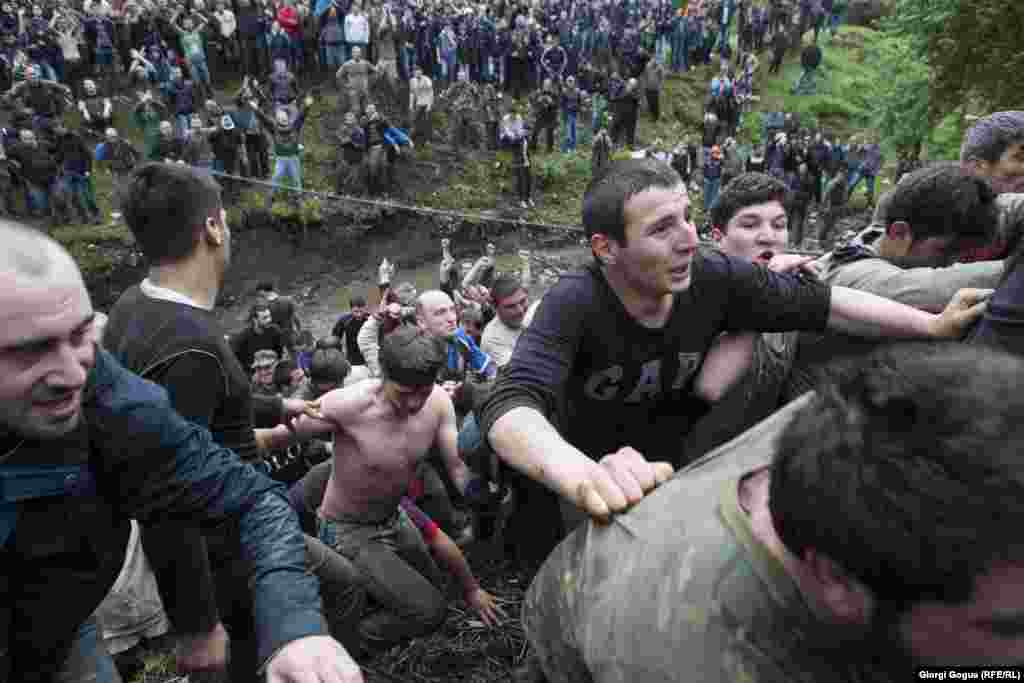 Этот матч выиграла команда Верхнего Шухути: с самого начала ей удалось подавить соперника. Реванш состоялся: в прошлом году выиграла команда Нижнего Шухути 