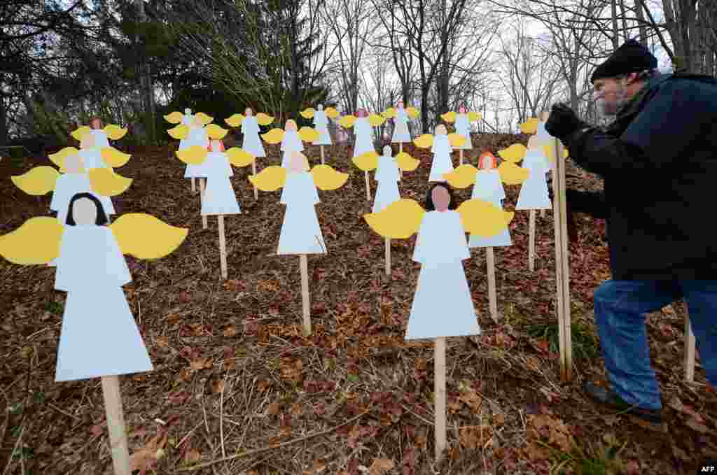 Поистине леденящим душу событием стало массовое убийство в начальной школе "Сэнди Хук". Утром 14 декабря 2012 года 20-летний Адам Ленза отнял жизни 20 шести- и семилетних детей, шестерых взрослых и свою. Один человек получил ранения, но выжил. В честь жертв стрельбы преподаватель искусств установил во дворе школы 27 ангелов.