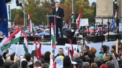 Акции сторонников и противников Орбана в Будапеште: как партии "Фидес" и "Тиса" готовятся к выборам Акции сторонников и противников Орбана в Будапеште: как партии "Фидес" и "Тиса" готовятся к выборам