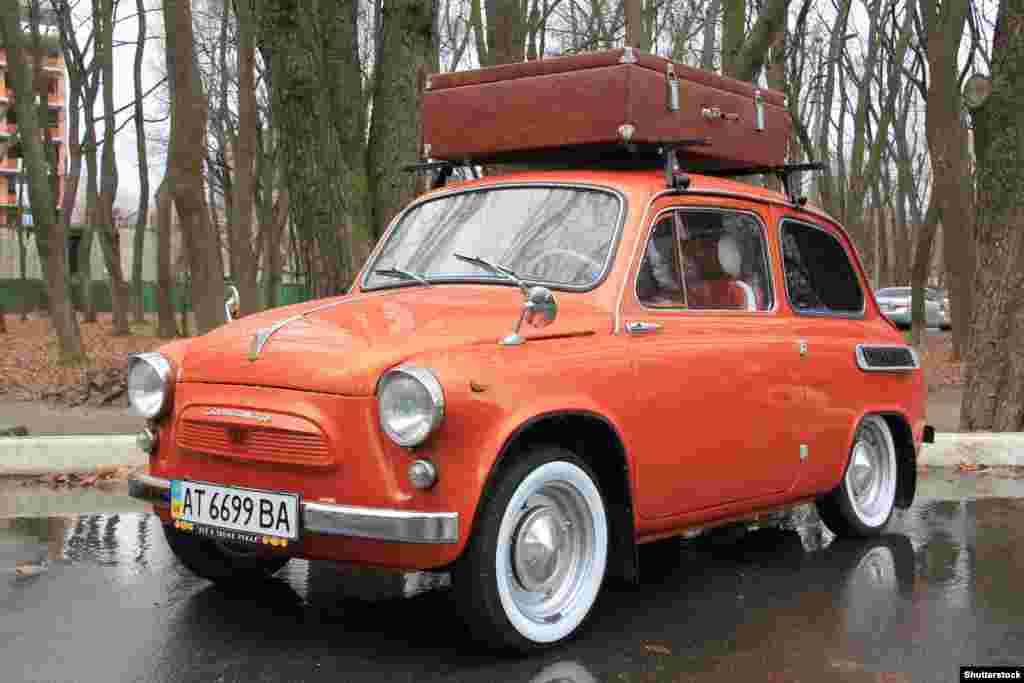 В 1961 году в Советском Союзе появился ЗАЗ-965, адаптированная копия Fiat. Советские инженеры на нее установили даже заднепетельные двери, которые на Западе называют "самоубийственными". К 1960-м годам все большее число обычных советских граждан смогли приобрести легковые автомобили, хотя и после длительного ожидания