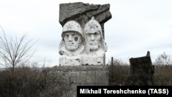 Памятник воинам Красной армии в поселке Зайцево. По поселку проходит линия разграничения сил на Донбассе. Украина, Донецкая область, ноябрь 2018 года