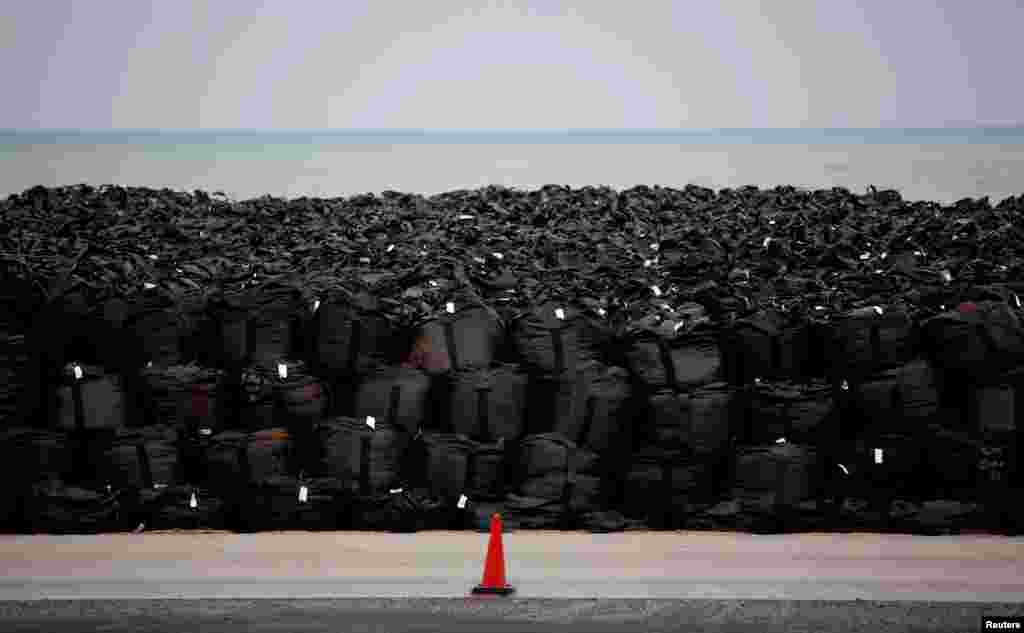 Ближайший к станции район города находится всего в четырех километрах, но в правительстве утверждают, что находиться в нем уже не опасно для жизни и здоровья. На фото – мешки с зараженным радиацией песком. Фото от 2011 года