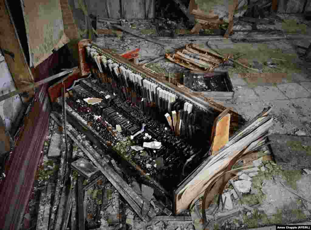 В заброшенные города и деревни, расположенные вокруг АЭС, теперь приезжают туристы – фотографировать сцены разрухи