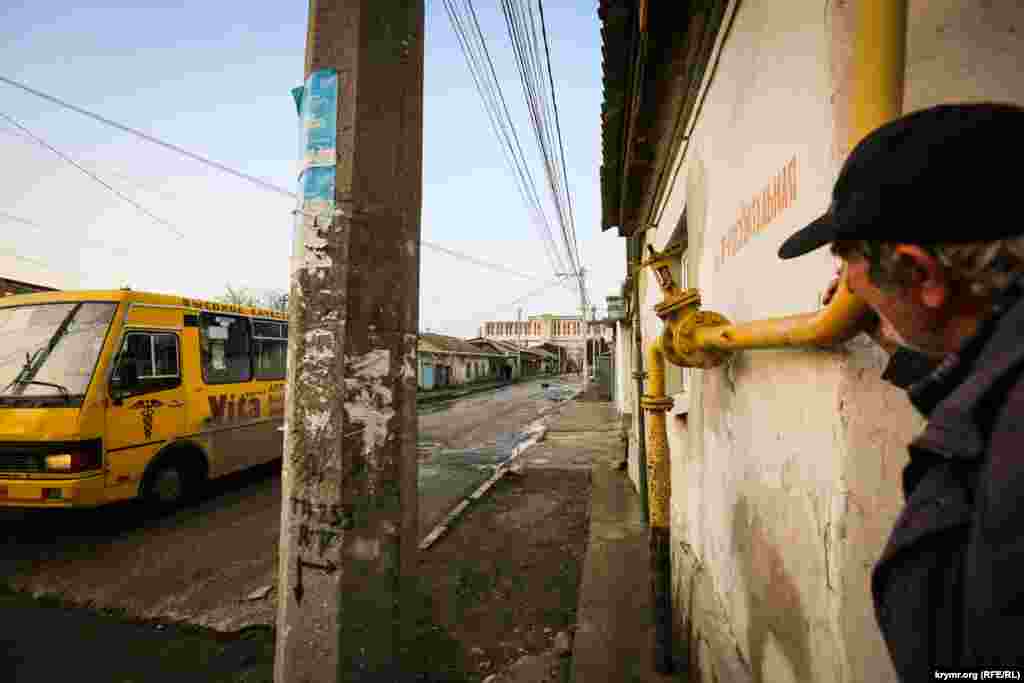 «Что изменилось в вашей жизни?» - «А не знаю. Изменилось, наверное.» И тут же сетует на огромную яму на дороге по которй уже много-много лет ездит маршрут 8А ..и добавляет - «Посмотрим, что Россия сделает...»