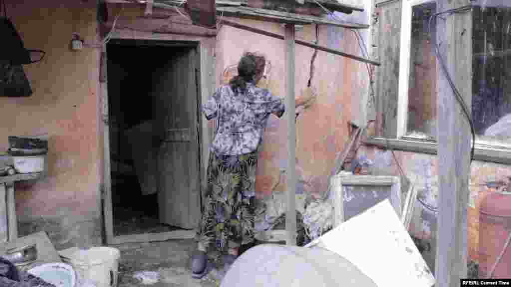 "Видите, какие трещины пошли! Там в доме мы сейчас занимаемся ремонтом, ну, короче, все меняем, потому что все едет", – рассказывают жители села Будячки